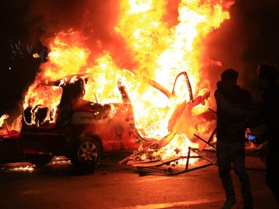 Uno de los autos quemados en la Alameda.