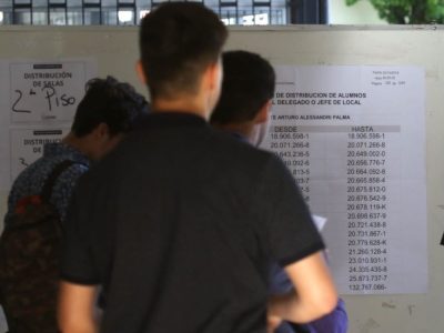26 de noviembre 2018/ SANTIAGO
Un centenar jóvenes esperan para rendir  la Prueba de Selección Universitaria en la afueras del Liceo Polivalente Arturo Alessandri Palma en la comuna de providencia.

FOTO.JAVIER SALVO/AGENCIAUNO