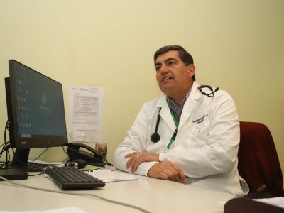 El oncólogo Javier Anabalón explica la atención del cáncer de mama en la red de O’Higgins