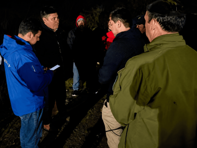 Carabineros y equipos de emergencia monitorean el río Cachapoal durante una evacuación preventiva en Doñihue.