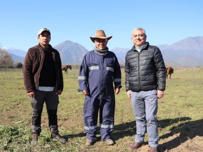 Don Luis Zúñiga con uno de sus hijos y el jefe de área Las Cabras de INDAP, Sergio Núñez