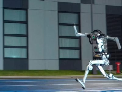 Robot humanoide Superman de Unitree durante una prueba de velocidad