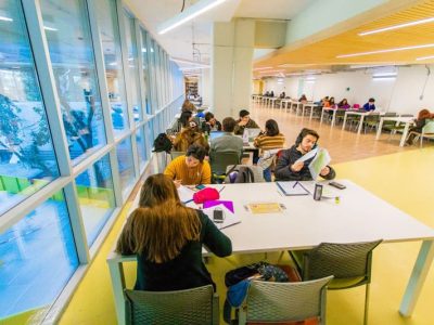 Estudiantes de la UOH comparten un espacio de una residencia universitaria