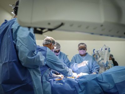 Cirugía bilateral de rodilla realizada en el Hospital Dr. Franco Ravera Zunino con asistencia del Robot Rosa