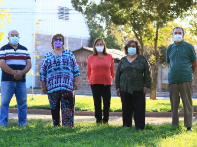 En esta foto vemos a Guillermo Guzmán, María Inés Torres, Sandra Bernal, Norma Bugueño y Carlos Rodríguez, vecinos del sector.