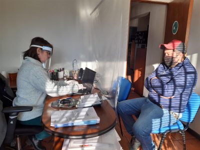 Lorena Muñoz atiende usuario en Las Cabras