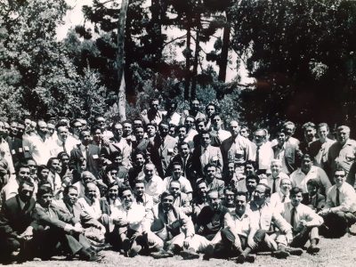 Jorge Romero Padre, propietario de Radio Rancagua, y los funcionarios, celebrando el Día del Trabajador Radial, el 21 de septiembre de 1964. El bebé, en los brazos de la penúltima persona (de izquierda a derecha, segunda fila), es Jorge “Coco” Romero Acuña, actual dueño de la emisora.
