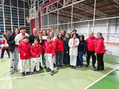 Deportistas de la Escuela de Karate Okinawa-Te de Olivar en competencia regional