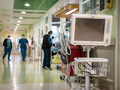 Un constante movimiento tienen los pacillos de la UPC del Hospital Regional donde los funcionarios no paran de trabajar en extenuantes turnos.