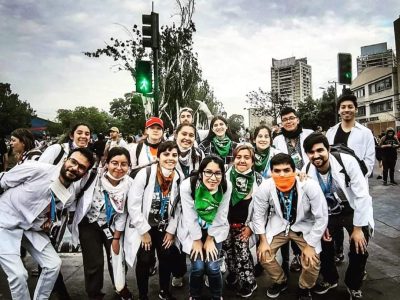 La foto muestra el grupo de estudiantes de Salud al comienzo de la marcha del pasado viernes,