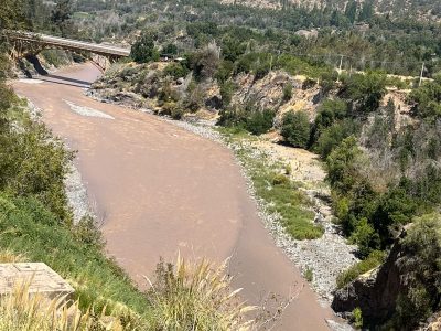 Esta foto muestra la turbiedad del Río a la altura de las Termas de Cauquenes.