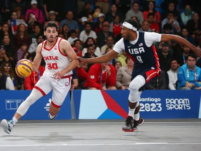 SANTIAGO, CHILE – OCT 23: Diego Silva de Chile juega el balon contra Kareem Maddox de USA durante los Juegos Panamericanos Santiago 2023 en el Estadio Espanol de Las Condes el 23 de octubre en Santiago, Chile./ Diego Silva of Chile plays the ball against Kareem Maddox of the USA during the Santiago 2023 Pan American Games at the Estadio Espanol de Las Condes on October 23 in Santiago, Chile.
(Foto de Alex Diaz/Santiago 2023 vía Photosport)