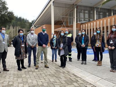 En la foto funcionarios del nuevo Cesfam junto al subsecretario de Redes Asistenciales, el alcalde de Navidad y la nueva directora del Servicio de Salud O´Higgins.