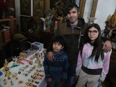 Laura y Héctor Osorio muestran sus colecciones de Sailor Moon y figuras PEZ en Rancagua