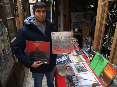 Pablo Osorio muestra discos de su colección de vinilos chilenos en Rancagua