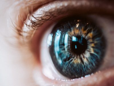 Primer plano de un ojo humano joven y sano. Foto: Wirestock/ Freepik.