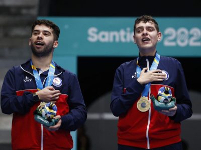 SANTIAGO, CHILE – NOV 20: Ignacio Torres y Matias Pino de Chile reciben su medalla de oro en la premiacion de Para Tenis de Mesa dobles masculino MD14 en los Juegos Parapanamericanos Santiago 2023 en el Centro de Entrenamiento Olimpico de Nunoa el 20 de Noviembre en Santiago, Chile. / Ignacio Torres and Matias Pino from Chile receive their gold medal  at the award ceremony in Para table tennis men’s doubles MD14 at the Santiago 2023 Para Pan American Games at Nunoa’s Olympic Training Center on November 20 in Santiago, Chile. (Foto de: Dragomir Yankovic/Parapanamericanos STGO 2023 via Photosport)