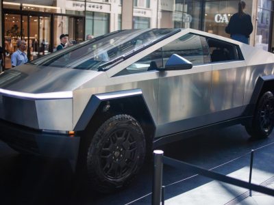 El Tesla Cybertruck expuesto en Berlín en mayo de 2024 recorrerá 100 ubicaciones en 20 países. EFE/EPA/CLEMENS BILAN