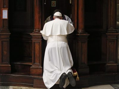 El papa Francisco se confiesa durante la celebración de una liturgia penitencial en la Basílica de San Pedro, en Ciudad del Vaticano, el 9 de marzo del 2018. EFE/Stefano Rellandini