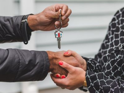 Foto de RDNE Stock project: https://www.pexels.com/es-es/foto/manos-casa-hogar-sujetando-8293778/