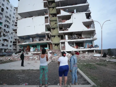 residentes-observan-varios-bloques-viviendas-danados-terremotos-localidad-catia-mar-estado-costero-guaira-venezuela-25-junio-2026_69
