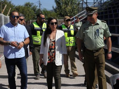 La delegada presidencial de Colchagua, Marta Pizarro, encabezó la revisión de seguridad al estadio municipal de San Fernando, reducto donde se jugará el partido de este miércoles.