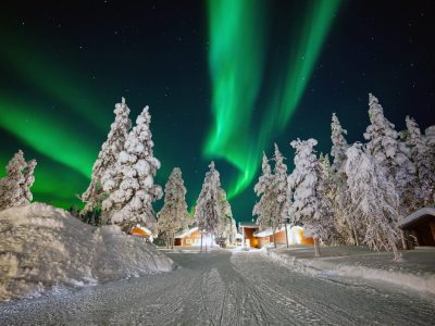 Las auroras boreales laponas, que iluminan el cielo nocturno, ofrecen un espectáculo casi hipnótico, que resulta impactante. Foto: Civitatis.