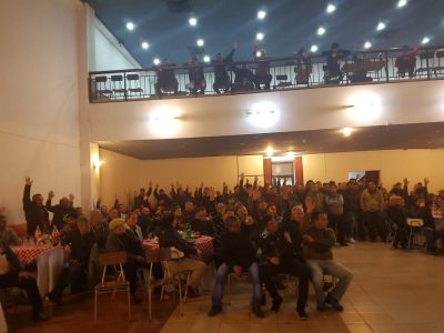 A mano alzada los socios del sindicato Unificado aprobaron la propuesta.