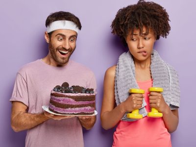 Cuando dos personas comparten vida diaria, comidas y rutinas se produce una alineación de sus hábitos. Foto: Wayhomestudio-Freepik.