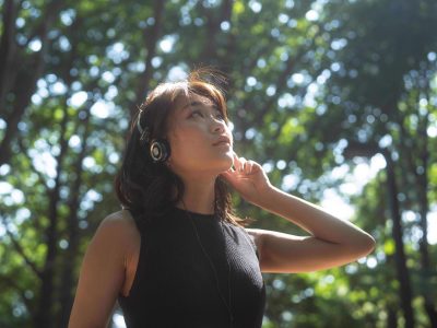 Promover la escucha activa y la ecología acústica, es una de las guías del Proyecto de Escucha Mundial, en su objetivo de concienciar la importancia del sonido en nuestras vidas y su papel en nuestra comprensión del mundo. Imagen de Freepik