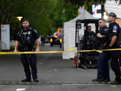 Policías resguardan el Seattle Center tras el tiroteo ocurrido durante el festival Bite of Seattle.